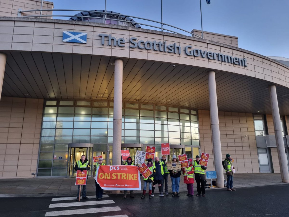 Scottish Government Leith with the prize for cutest dog 🐶 and best homemade signs! #PCSonStrike