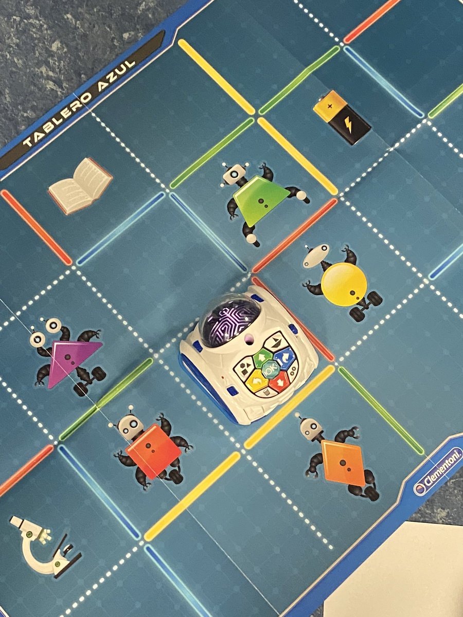 al383914's tweet photo. #MI1855B Ayer en clase de TIC estuvimos conociendo Makey Makey 🎮 y diferentes robots como Edison y Mind Designer 🤖 ¡Menudo descubrimiento!! Herramientas muy útiles y que permiten múltiples opciones para trabajar el pensamiento computacional en el aula 🧠💭 https://t.co/f7H4jrmw69