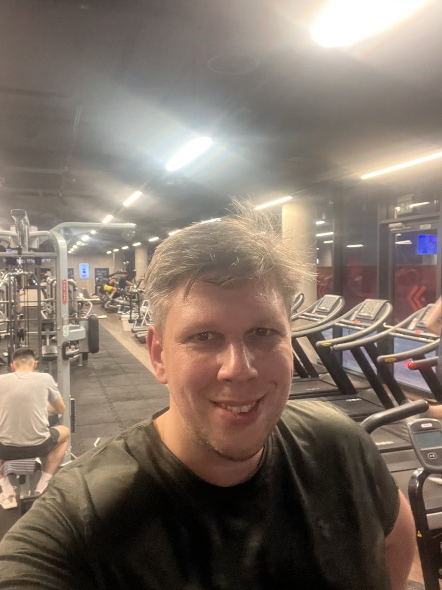 petr_jonak's tweet image. Sport je vsude kolem me - sportuji deti i manzelka, v @SAZKAcz vedu nasi rozsahlou podporu sportu. Ale sam jsem na tom nikdy nebyl hur. A tak jsem se to (trapne 1.1.) rozhodl zmenit. Za mnou prvni mesic,prede mnou #tvrdejunor a mnoho dalsich mesicu #transformace Drzte mi palce 💪