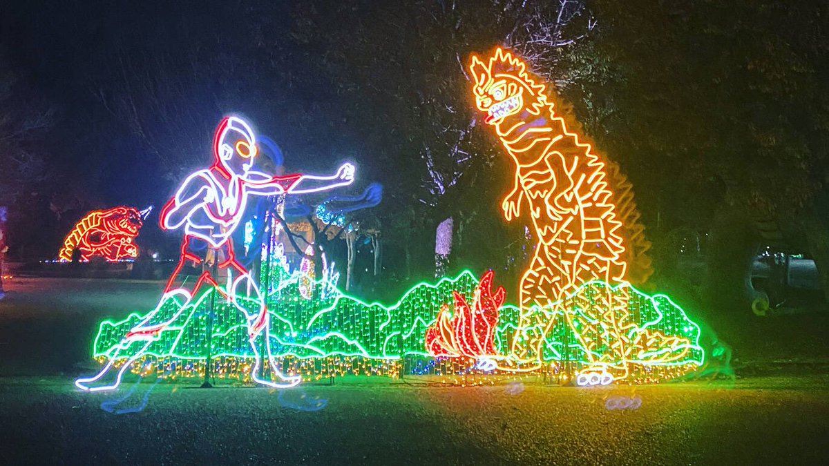 MaserSquad's tweet photo. There is an illumination display over by the Osaka Castle. @Illuminage_JIA is running the display and here are a few photos from their social media. It looks really cool. #Ultraman #UltraSeven #UltraBrothers #Osaka #Tokusatsu #Kaiju https://t.co/jxJ1HGlyyx https://t.co/tUB7VPveuQ