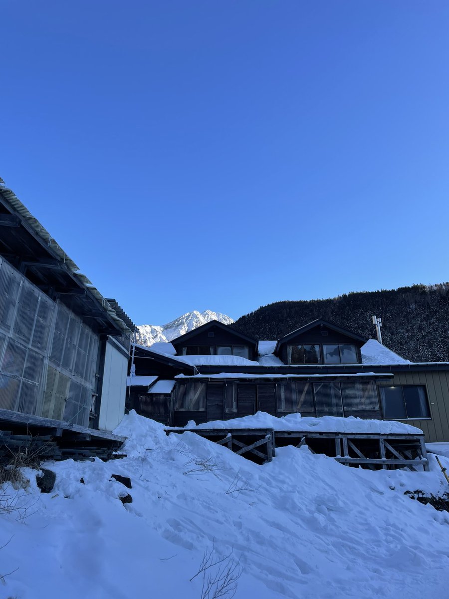 SheEmimie's tweet photo. 赤岳鉱泉ではじめてのアイスクライミング！アイスキャンディの前に立った時、「こんなん無理」って思ったけど。教えてもらいながら登ると楽しい…

ザクッとアックスを打ち込んで、蹴り入れて、登って、体勢整える。一歩ずつ、少しずつ、上へ上へ。でも、3回登って力尽きた😇 https://t.co/J76hMIRbMt
