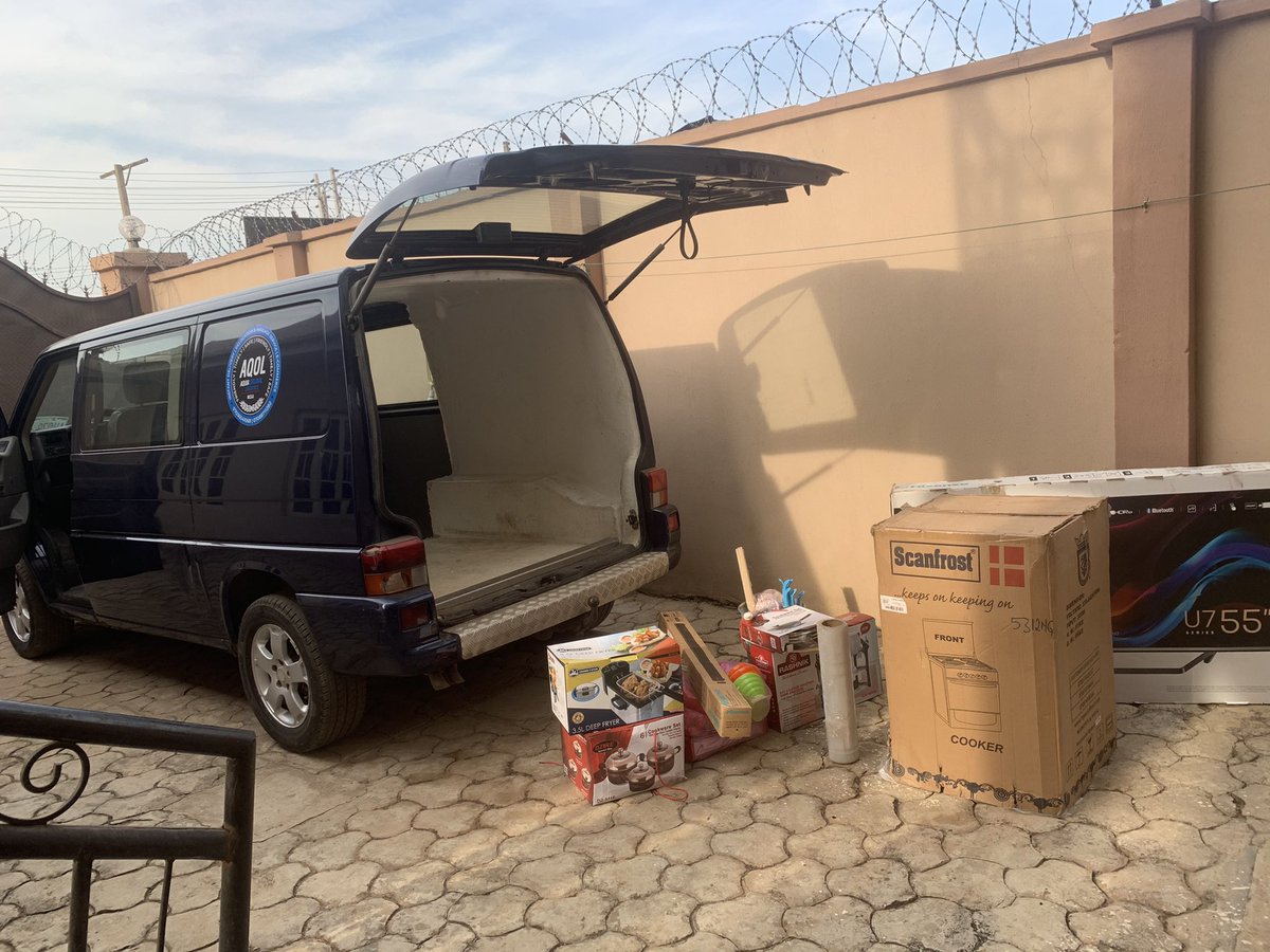 Hiring our van to help you move large and fragile items during relocation @InsideOsogbo is a great way to reduce stress and make the process much more simple. Our charges are affordable and we respond quickly.

#LogisticsInOsogbo #VanDelivery #Relocation #LogisticsService