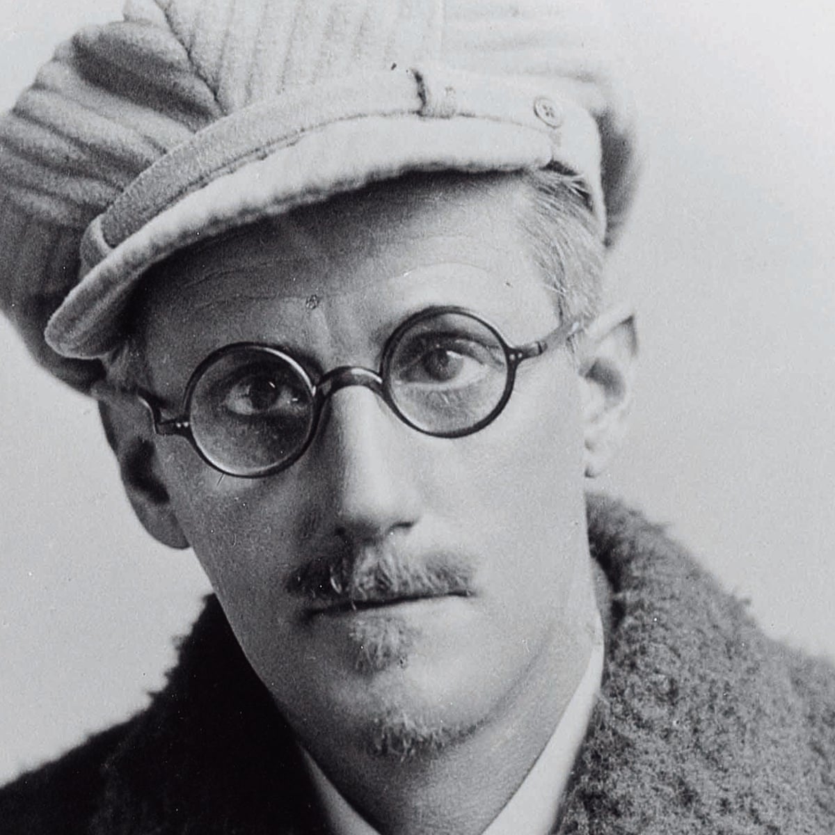 ElLetrero1's tweet photo. “La irresponsabilidad es parte del placer del arte. Es la parte que las escuelas no saben reconocer”. 

James Joyce, enigmático autor irlandés, creador de obras como Ulises, Dublineses, Finnegans Wake, entre otras, nació el 2 de febrero de 1882. https://t.co/ROLdHrYw1Z