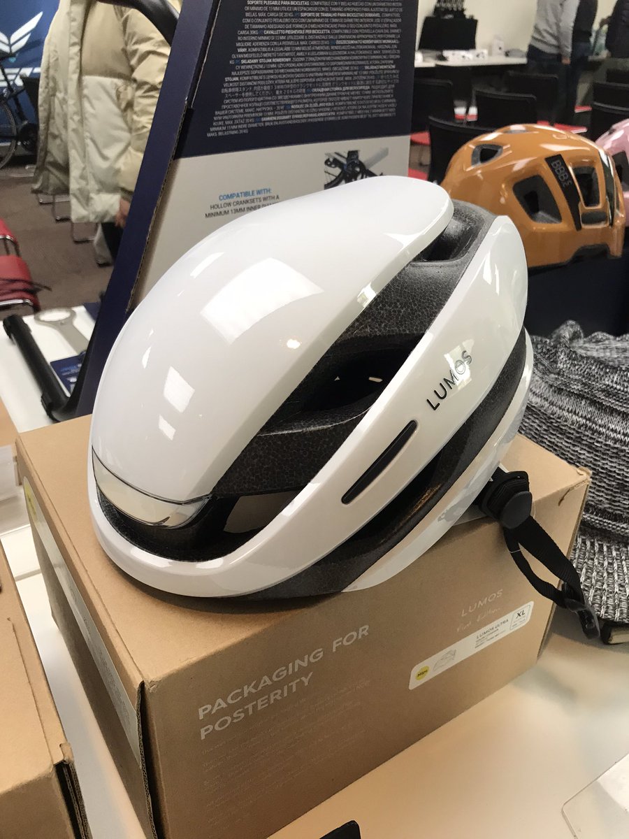 How76YxxyM8jf4G's tweet image. 本日も絶叫営業ちう😅
展示会に行って来ました😁
面白いヘルメット見ました🤣
なんとウィンカー付き🤣👍
ここまでくると『冠るクルマ』やな、
と思いました😅
けどなんかカッコいいなぁ😅ww
#jetcycle #riteway #lumoshelmet