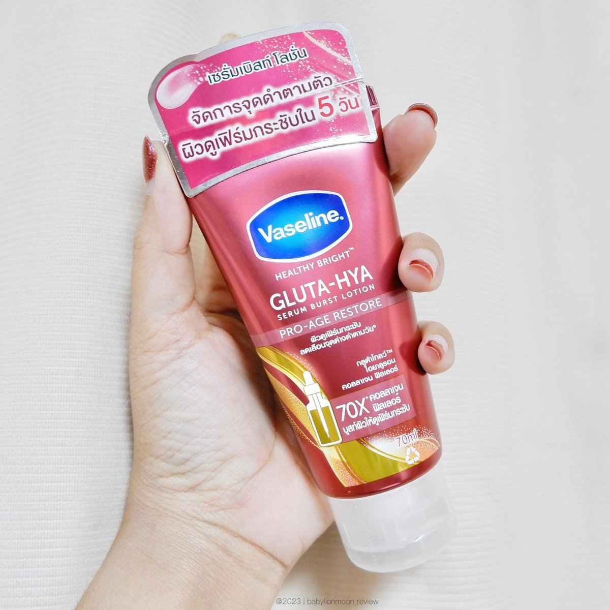 JA_quip's tweet image. #VaselineGlutaHya สูตรใหม่ Pro-Age คือชอบเนื้อครีมแบบ 3,000% เลย🛋️ นิ่มละมุน มีกลิ่นหอมอ่อนๆ ตัวนี้ช่วยเรื่องผิวกระชับ ลดจุดด่างดำ ผิวนุ่มชุ่มชื้น อิ่มฟู✨ ใช้มาประมาณอาทิตย์นึงรู้สึกเลยว่าผิวละมุนขึ้น ฉ่ำโกลว์ ริ้วรอยลดลงไปนิดนึง 👉🏻👈🏻 ไปซื้อหลอดใหญ่มารอใช้รอแล้ววว  #วาสลีนตัวตึง