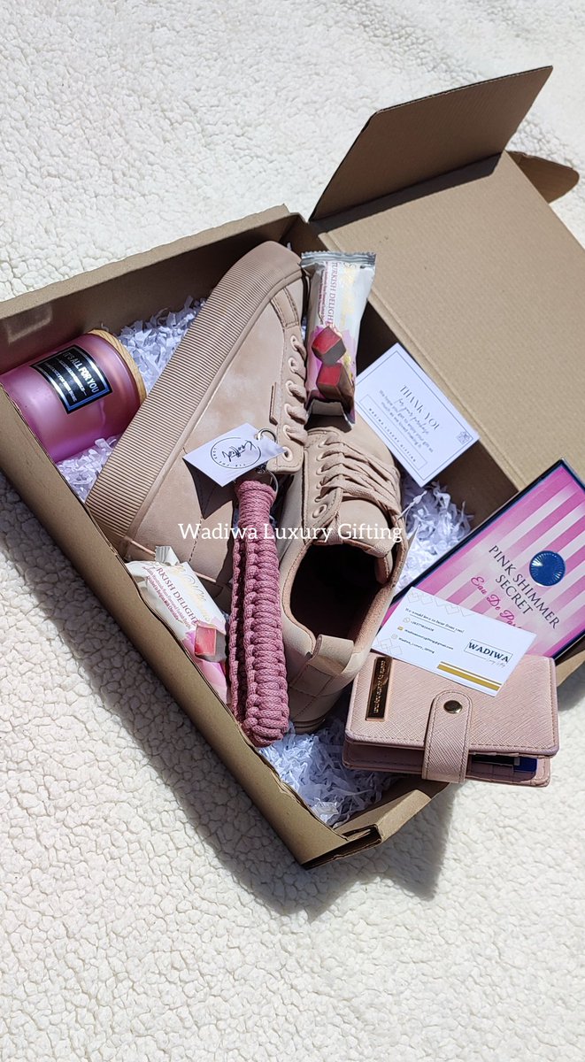 Tatae011's tweet photo. Starting the month of love with a bang
Pink box for a sneakers type of girl contains 
Original Refinery shoes
A scented candle
Sally Williams Nougat
A perfume of choice
Original leather wallet
A macramé keyholder
Contact us today on+263771824408
#Wadiwa
#WCW https://t.co/n3BDBqIsfQ