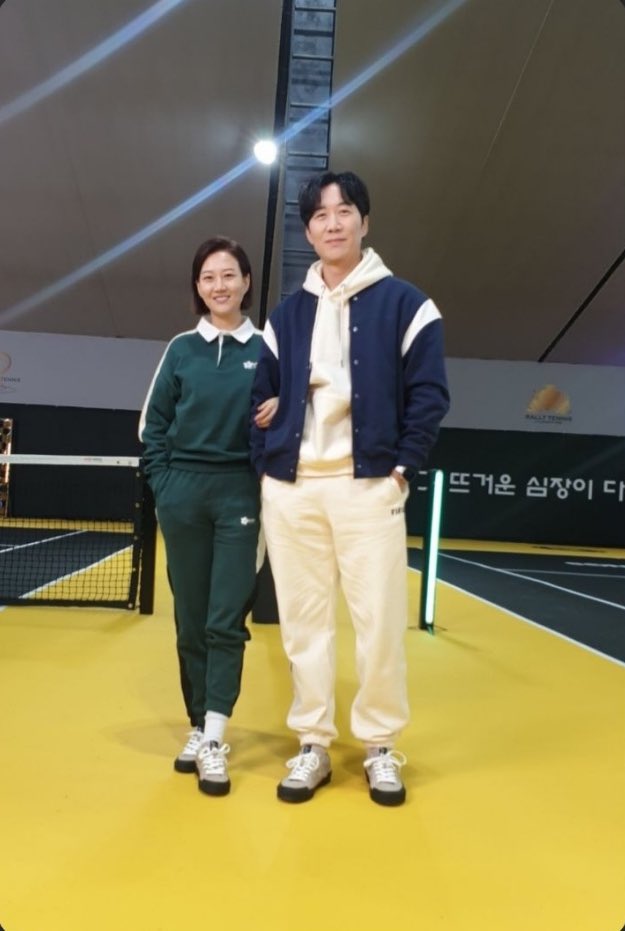 oddcirkus's tweet photo. 오드서커스 피플 여러분~~~
오늘 하루도 잘 마무리 하고 계시죠!?
오늘은 대한민국 최고 #트로트 #여신 장윤정 님과 스윗가이 #도경완 님이 저희 브랜드 #oddcirkus 착용해 주셨어요^^
너무 이쁜 커플이 신어주시니 저희 신발도 빛이 납니다^_^
항상 감사드립니다. https://t.co/MeNxsyx88V