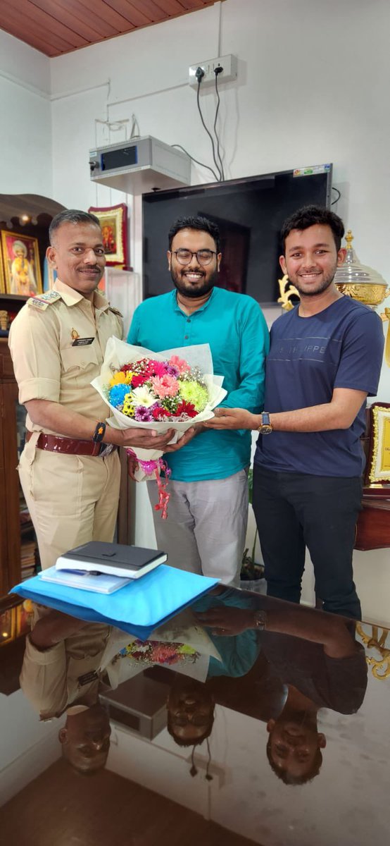 spnorthgoa's tweet photo. PI calangute felicitates young movie director @sainathuskaikar for his exceptional contributions to the film industry. @sainathuskaikar film #WAGRO is an official selection at the 4th Shades International Short Film Fest
@DGP_Goa
@goacm
@nidhinvalsanips
@DrPramodPSawant https://t.co/BTidj4UqIg