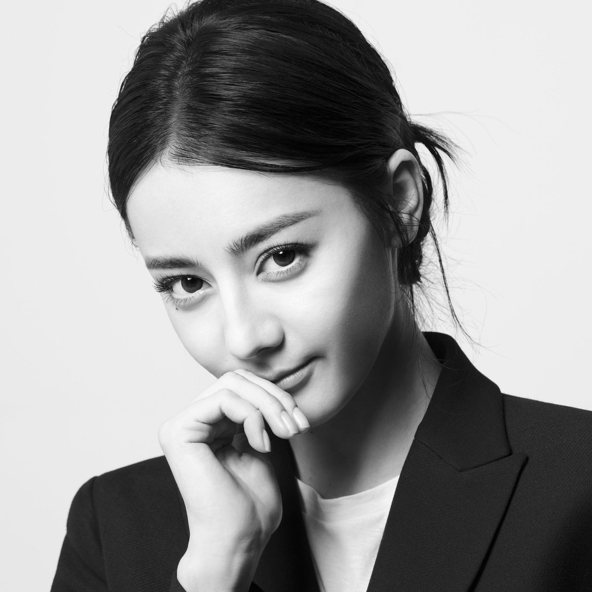 Worn slung across the body and leaving the hands free thanks to its detachable strap, the adaptable identity of the new #DiorLady9522 bag by Maria Grazia Chiuri on.dior.com/lady-9522 is embodied here by Dior ambassador in China Dilraba Dilmurat.
© Brigitte Lacombe