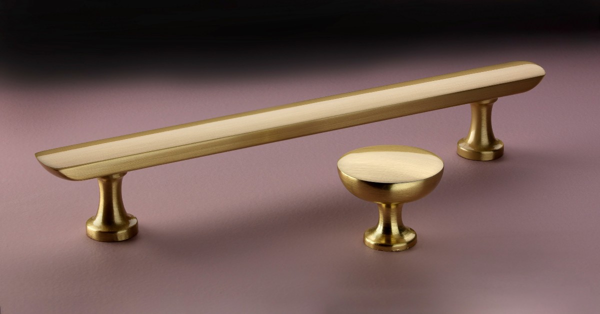 Timeless charm emanates from this versatile range. The chunky bar handle and knob combination, with its smooth curvature, is well-suited to any interior – whether it’s traditional or modern! #exquisitehardware #handle #knob #kitchen #barhandle crofts.co.uk/product/dorche…