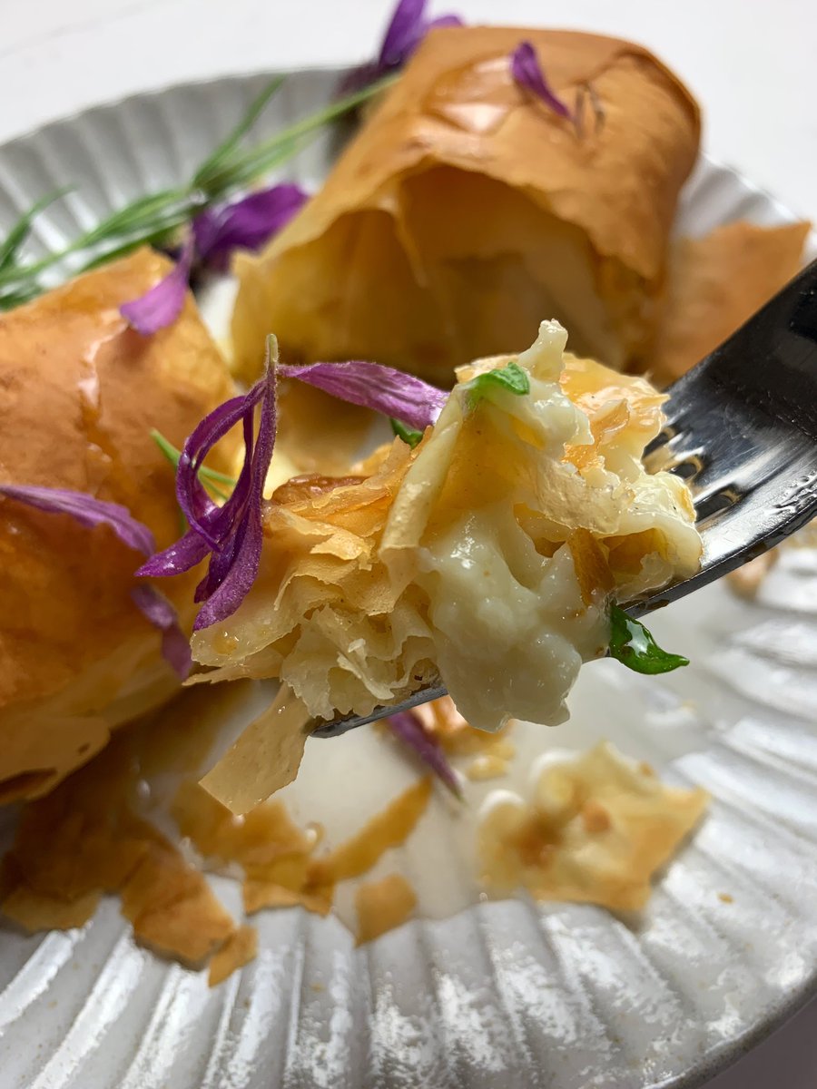 A great Greek custard pie must have the perfect crunch and the most irresistible creamy custard. 😋