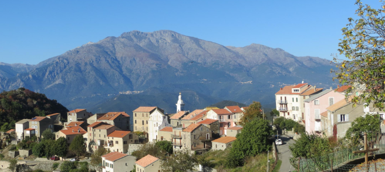 FTViaStella's tweet photo. ViaStella s'invite "Ind'è voi", dans vos villages, vos quartiers, du lundi au jeudi à 20h10 sur ViaStella !
Cette semaine, c'est Francine Massiani qui vous propose une balade à la découverte des artisans, des artistes, et tous simplement des habitants d'Altiani et de Piedicorte ! https://t.co/87akIQsW4W