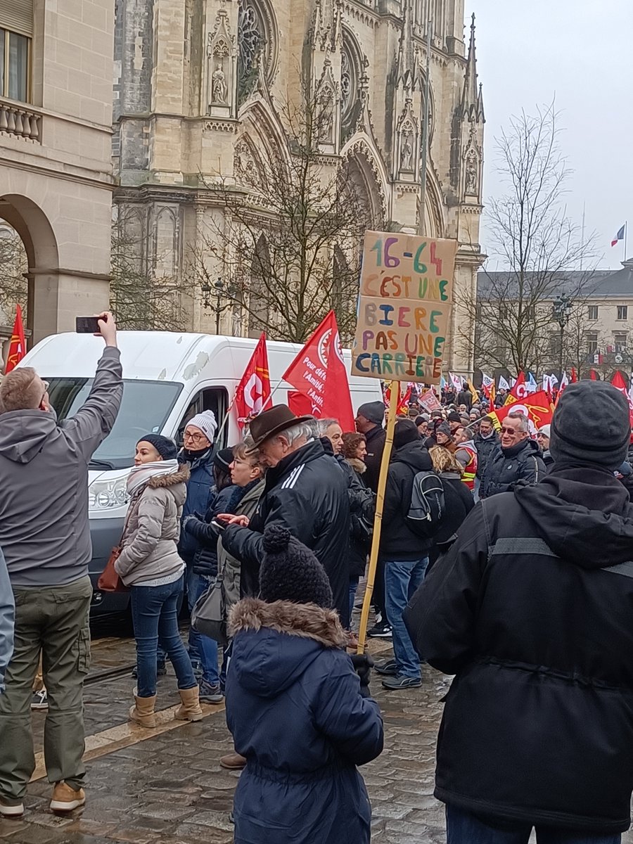 Dans l'actu du 01/02 📻

Mobilisation une nouvelle fois importante hier contre la réforme des retraite. 14 000 manifestants ont défilé dans tout le Loiret selon la Préfecture. Reportage de notre journaliste <a href="/jbpierron/">JeanBaptiste PIERRON</a> dans votre journal.

👉 lc.cx/iwnPqA