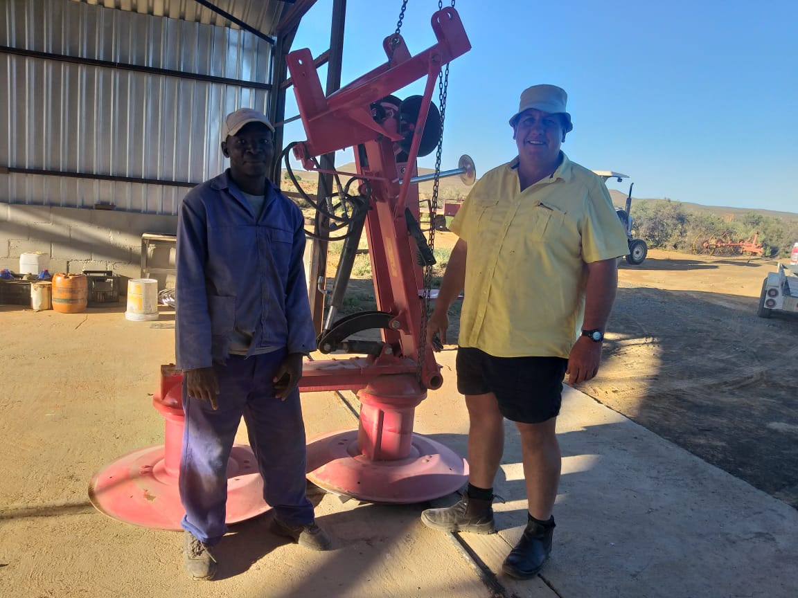StaalmeesterAg's tweet photo. Nothing better than #happycustomers.๐
And a BIG #thankyou to the drivers who makes sure that each implement gets delivered safely. ๐ป
#staalmeester #farming #deliveries #spreader #drummower #agriculture #WednesdayMotivation https://t.co/B6Sh09EORn