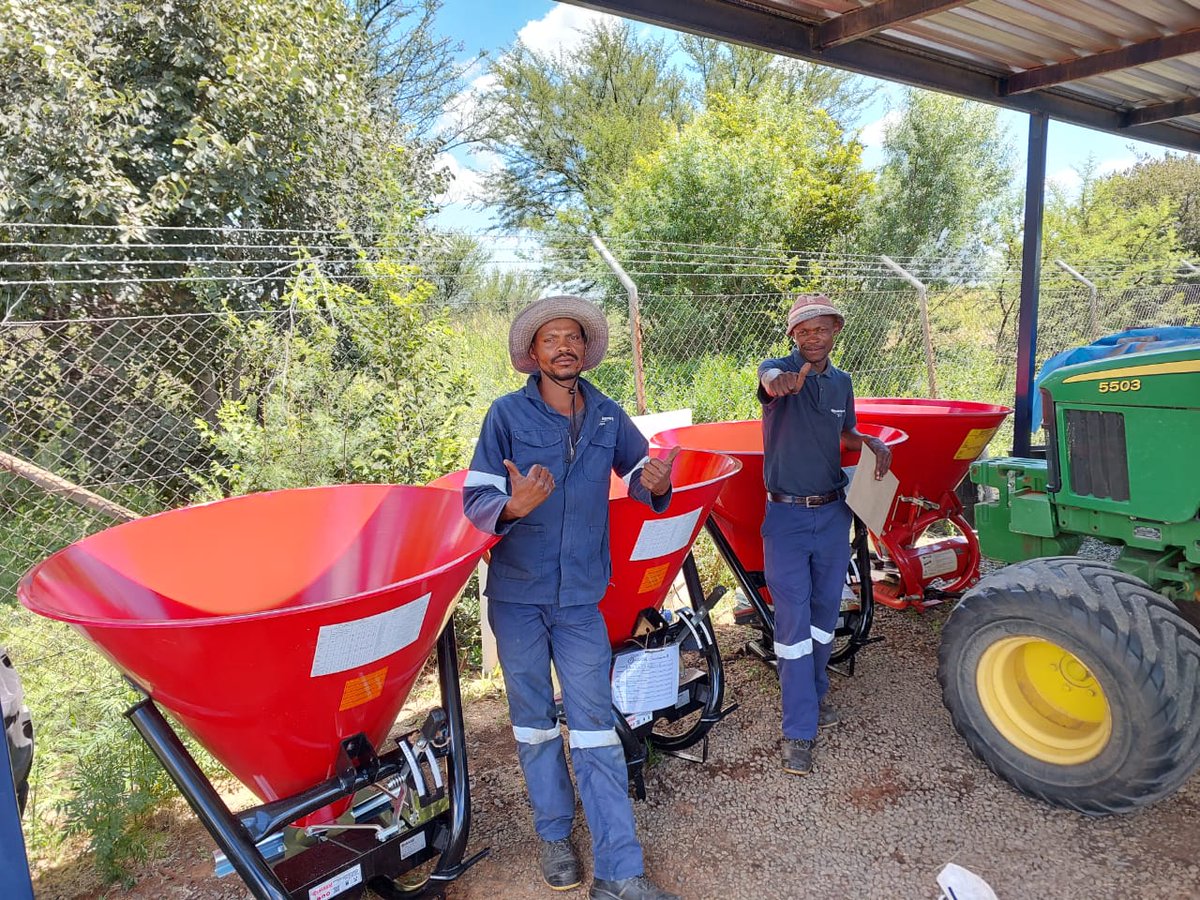 StaalmeesterAg's tweet photo. Nothing better than #happycustomers.๐
And a BIG #thankyou to the drivers who makes sure that each implement gets delivered safely. ๐ป
#staalmeester #farming #deliveries #spreader #drummower #agriculture #WednesdayMotivation https://t.co/B6Sh09EORn