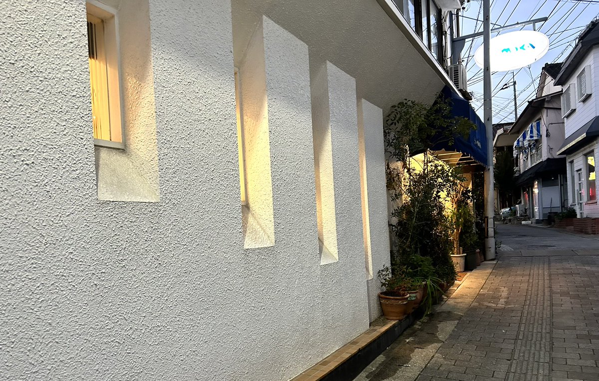 cafemokauresino's tweet photo. cafemokaからこんばんは⭐️
2月になって感じるのですが…陽が長くなりましたね。
夜モカ開店時刻の外観です。
陽が長くなるとただそれだけでワクワクします(#^.^#)💕 https://t.co/pxKODqx2jp