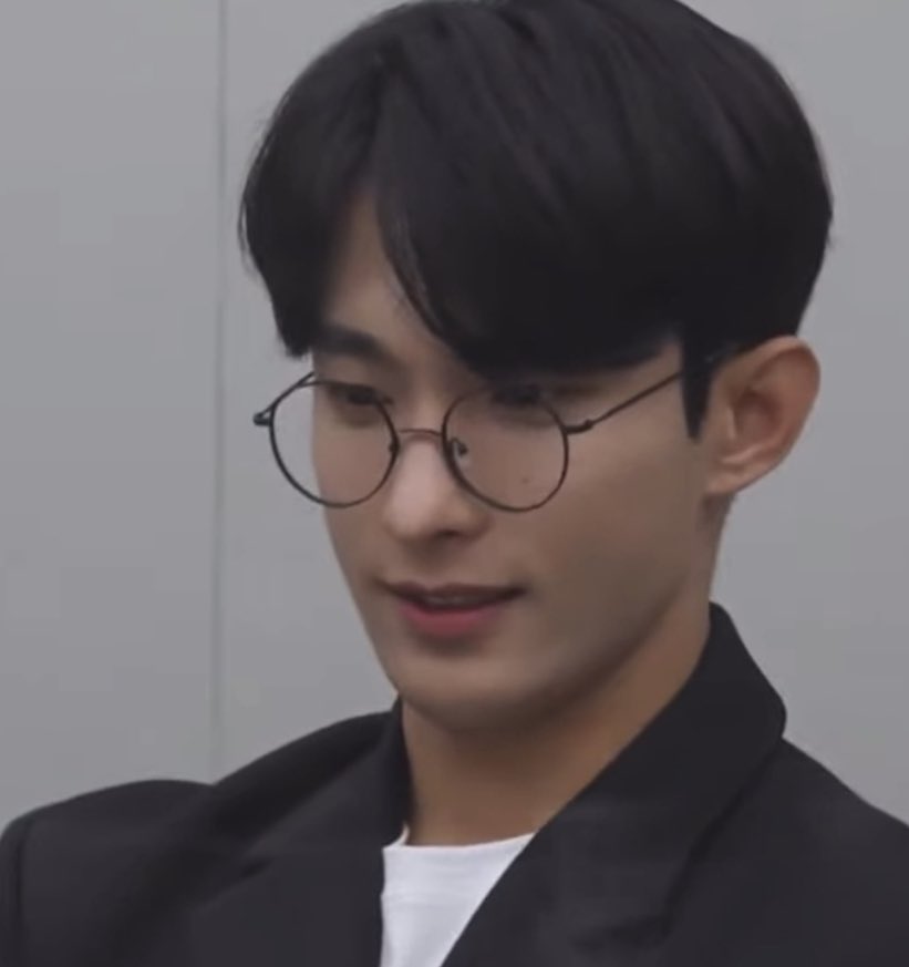 kyeomsoojinnie's tweet photo. LORD ANG GWAPO. SURE PO BA NA ISA LANG SIYA??????? #도겸 #DOKYEOM #BSSisBack https://t.co/zd0ipOkO15