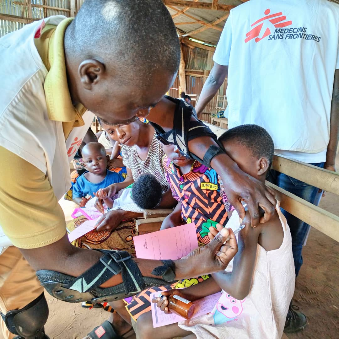 MSFcongo's tweet image. 🚨Alerte rougeole dans la zone de santé de #Mulumba, dans #Lomami. Notre équipe appuie les autorités sanitaires dans la réponse à une épidémie. Depuis janvier 2023, elle a déjà soigné +3270 patients &amp;amp; vacciné + 76 500 enfants de 6 mois à 9 ans. L'intervention se poursuit⬇️