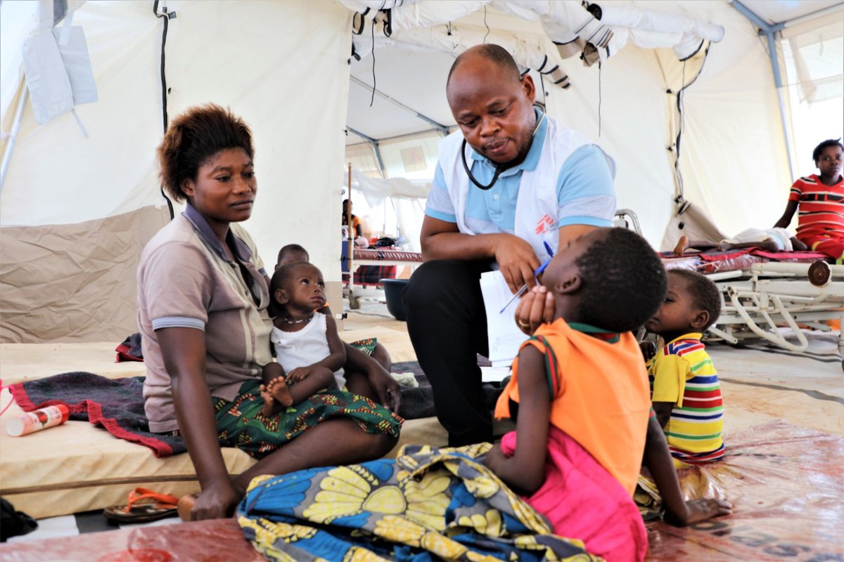 MSFcongo's tweet image. 🚨Alerte rougeole dans la zone de santé de #Mulumba, dans #Lomami. Notre équipe appuie les autorités sanitaires dans la réponse à une épidémie. Depuis janvier 2023, elle a déjà soigné +3270 patients &amp;amp; vacciné + 76 500 enfants de 6 mois à 9 ans. L'intervention se poursuit⬇️