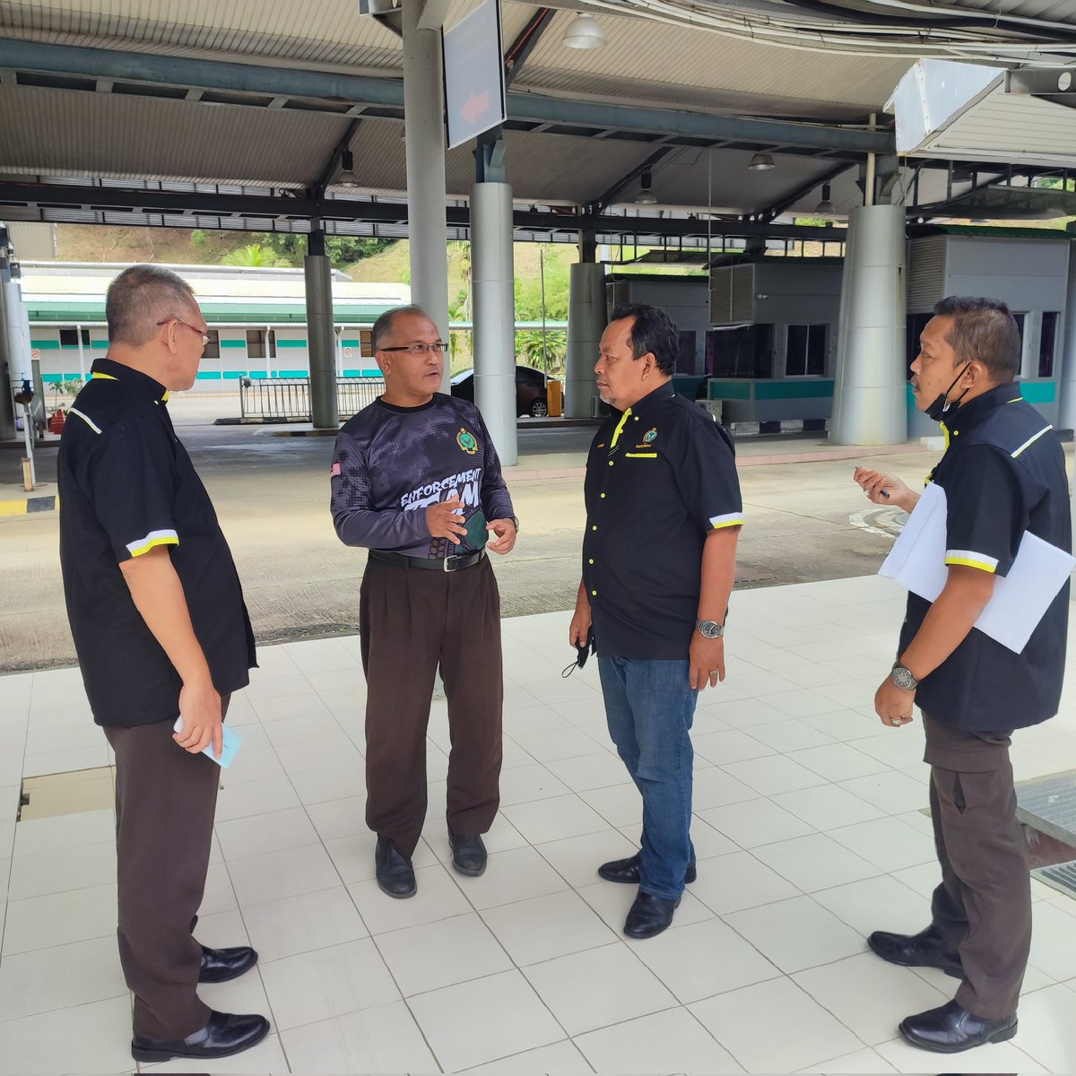 MaqisPerak's tweet photo. 1 Februari 2023 | Pengkalan Hulu

Aktiviti pemantauan dan lawatan Pengarah MAQIS Negeri Perak ke Pintu Masuk Pengkalan Hulu bagi melihat keadaan semasa di pintu masuk dan menyampaikan sumbangan kepada keluarga salah seorang staf MAQIS Perak yang menghadapi masalah kesihatan. https://t.co/0MRI5UaXsI