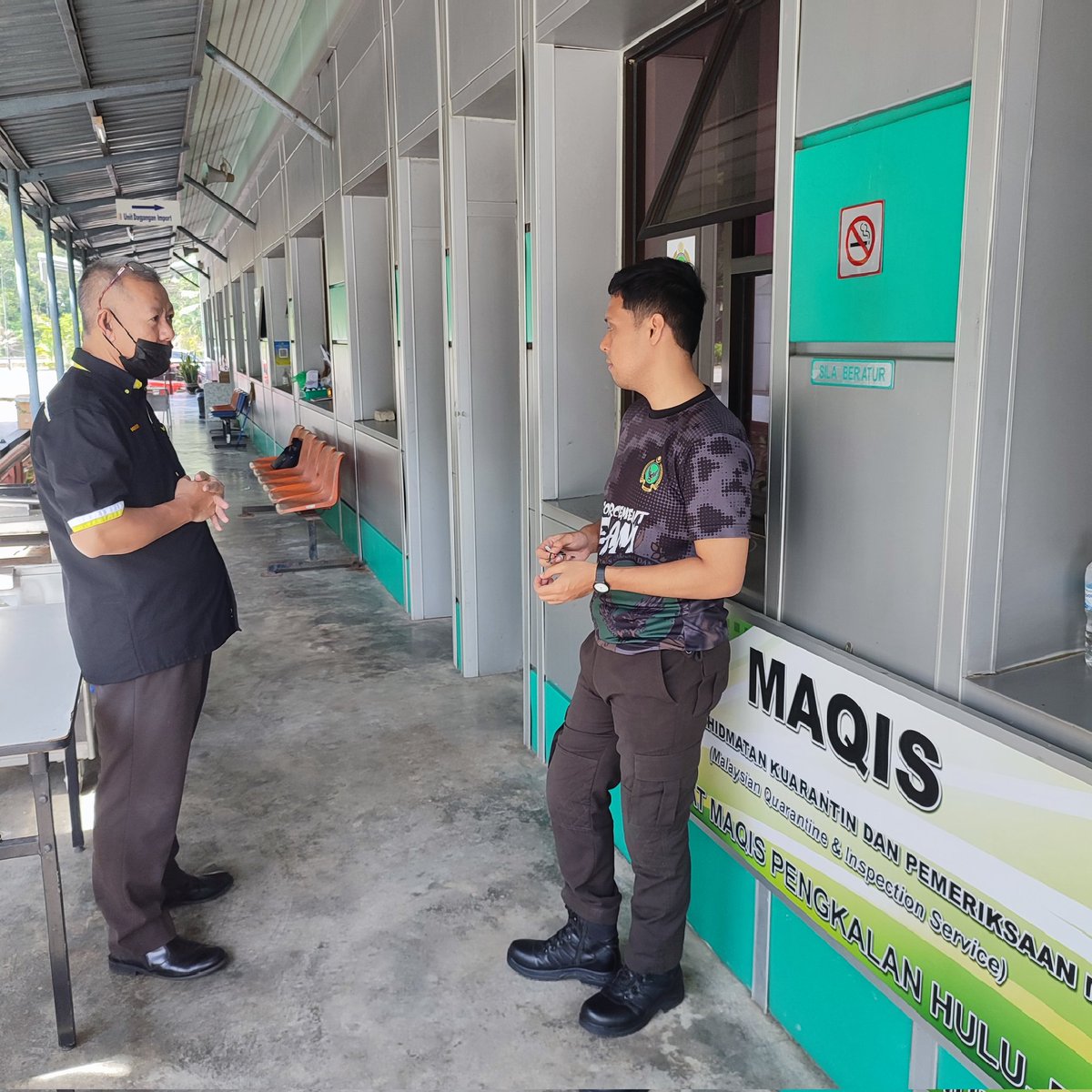 MaqisPerak's tweet photo. 1 Februari 2023 | Pengkalan Hulu

Aktiviti pemantauan dan lawatan Pengarah MAQIS Negeri Perak ke Pintu Masuk Pengkalan Hulu bagi melihat keadaan semasa di pintu masuk dan menyampaikan sumbangan kepada keluarga salah seorang staf MAQIS Perak yang menghadapi masalah kesihatan. https://t.co/0MRI5UaXsI
