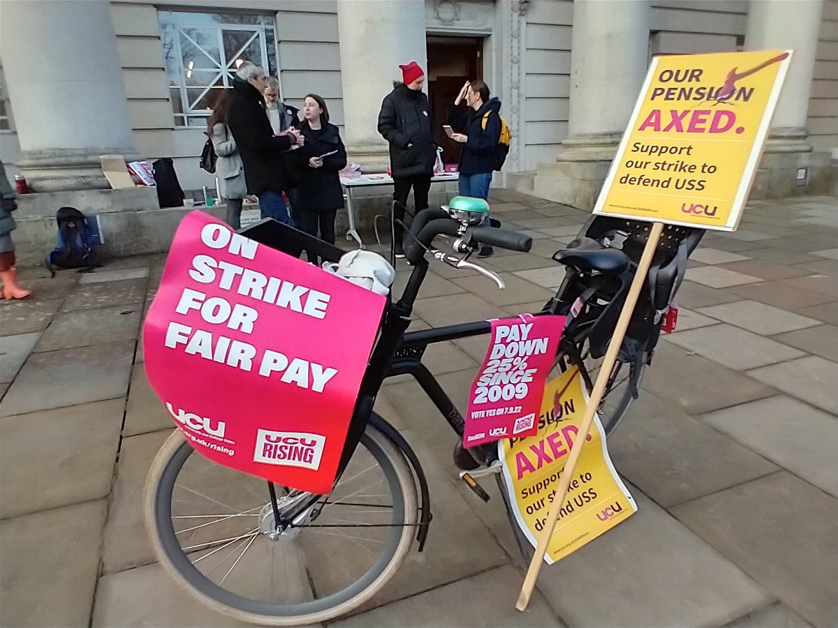 wouterpoortinga's tweet photo. The #StrikeBike strikes back #ButeBuilding #ucuRISING #UCUstrike @CardiffUCU https://t.co/DoGuHAkAkA