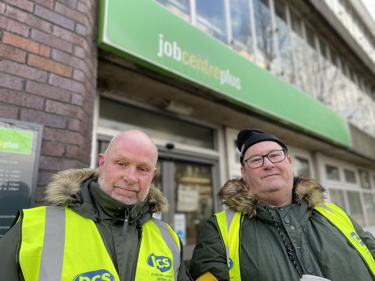 elliot_ryder's tweet image. Outside the Job Centre, work coach Geoff Burns and area rep Moe Brasier tell me that many colleagues working in the DWP are on Universal Credit themselves, the same payments that are managed by their own Gov department.

Geoff says that it’s a complete “paradox”

@LivEchonews