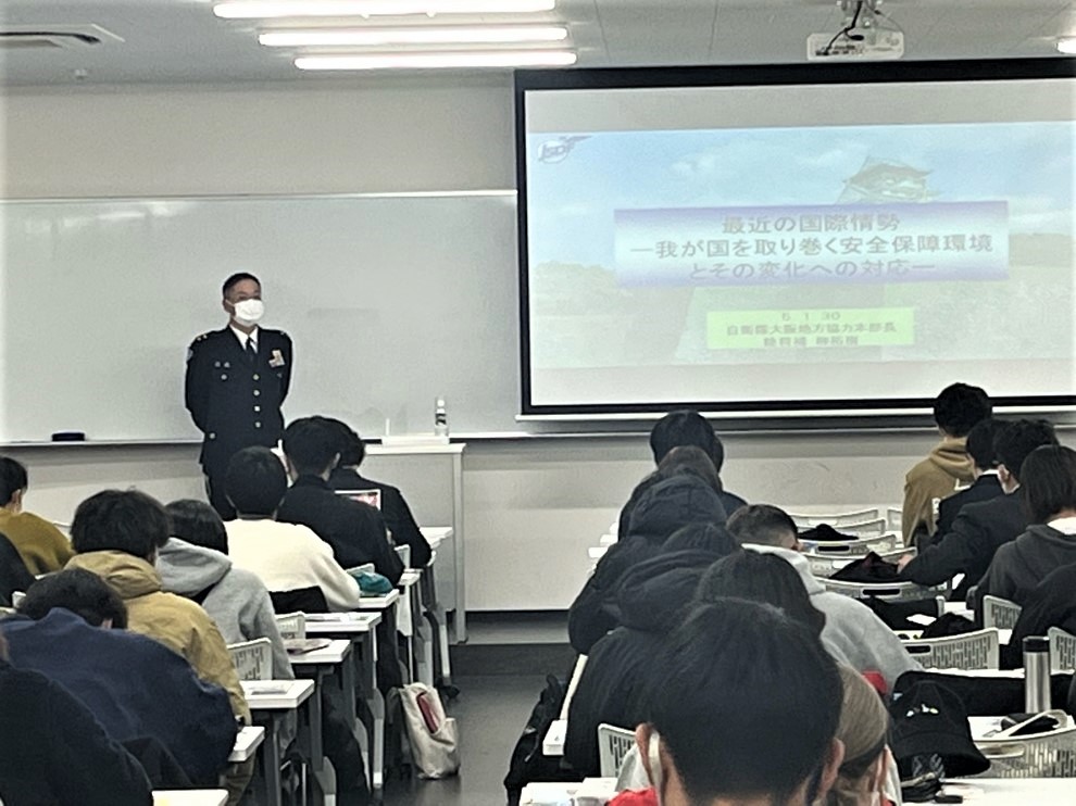 osaka_pco's tweet photo. まもるやで⭐
＃大和大学 行ってきたで～🏫
今回は、得意の国内外情勢の授業してきたｗ
チョット難しい話やったけど、みんな真剣に聞いてくれて、いい子ばっかりやったわ😊
今度は、どこに行こかな～ｗ
みんなで船でも見学行こうや～？
＃自衛隊 ＃講義 #授業 ＃大阪地本 https://t.co/6qcbU20qQT