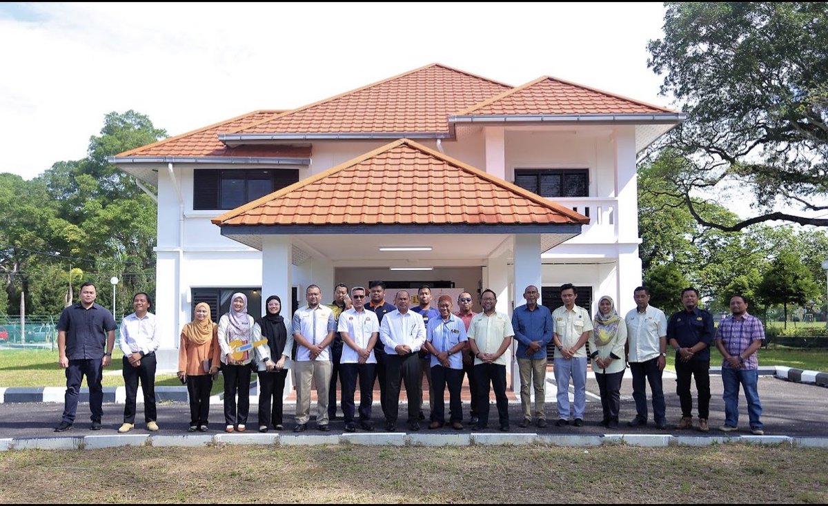 Majlis Penyerahan Projek Siap bagi kerja Membina Satu (1) Blok Bangunan Kuarters Baru Kelas‘C’, Jalan Abdul Rahman, Daerah Muar, Johor Darul Takzim yang disempurnakan oleh YBrs.Tuan Ir Abu Bakar Bin Abd Aziz, Pengarah JKR Johor pada 1 Feb 2023. <a href="/JKRJohor/">JKR Johor</a> <a href="/Ir_AbuBakar/">Ir. Abu Bakar</a> <a href="/ajazraie/">Azraie Abd Jalal</a>