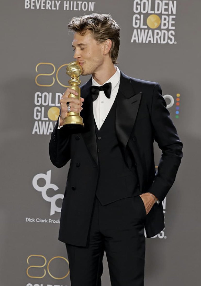 gleeson_kira's tweet photo. NEVER BEEN MORE JEALOUS OF A GLOBE THAT SHOULD BE ME #austinbutler #myhusband #GoldenGlobes #Austin #mrsbutler https://t.co/CTPnqjuv6t