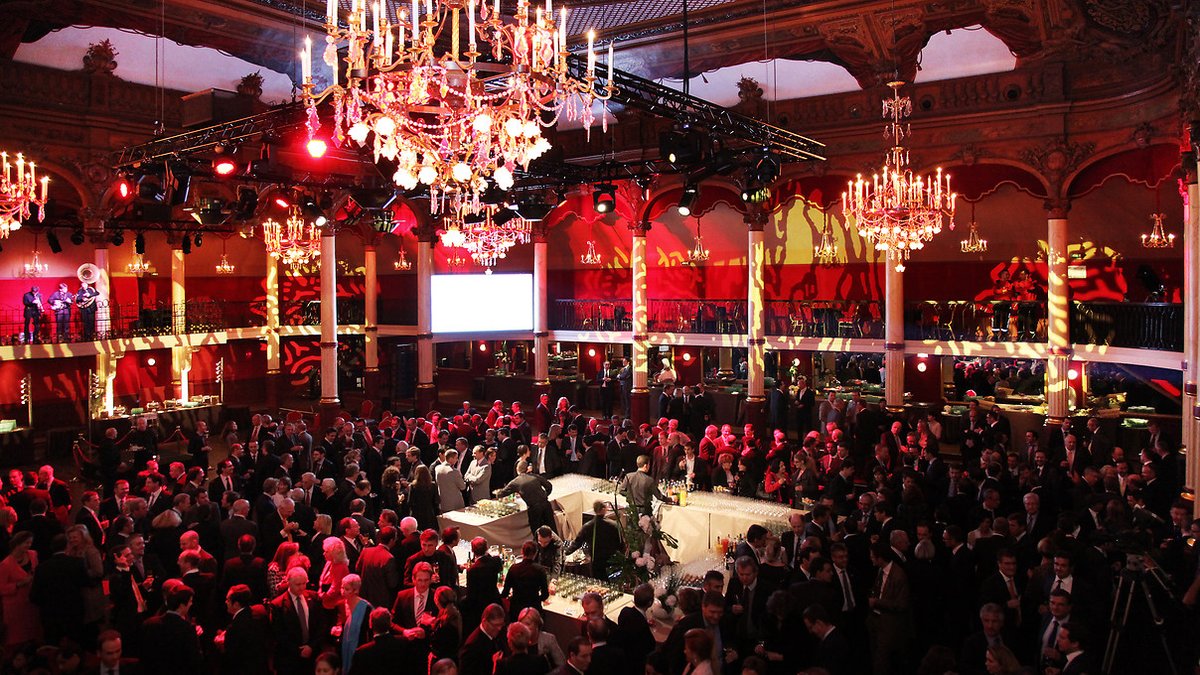 🚨 <a href="/AXAFrance/">AXA France</a> organise le #TechChallenger, un grand concours de code 👩🏼‍💻 @Diversidays, partenaire de l'événement, vous fait gagner 10 places pour la finale demain dans la salle Wagram à Paris ! Une soirée de remise de prix, conférences &amp; concert ! 

Mail to➡️ chloe<a href="/diversidays/">Diversidays</a>.com