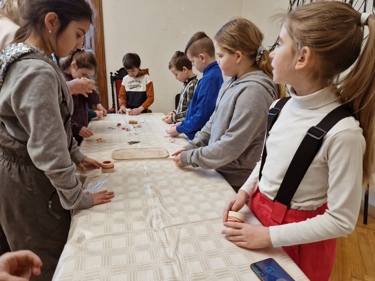 Talsu_muzejs's tweet image. Februāris - sveču mēnesis 🕯
Šodien pie mums viesojās Virbu sākumskola skolēni, kuri piedalījās muzejpedagoģiskajā nodarbībā &quot;No tumsas uz gaismu&quot;.
Skolēni iepazinās ar dažādiem sveču veidošanas paņēmieniem, kā arī izlēja paši savu vaska svecīti. 
#talsi #novadamuzejs #visittalsi