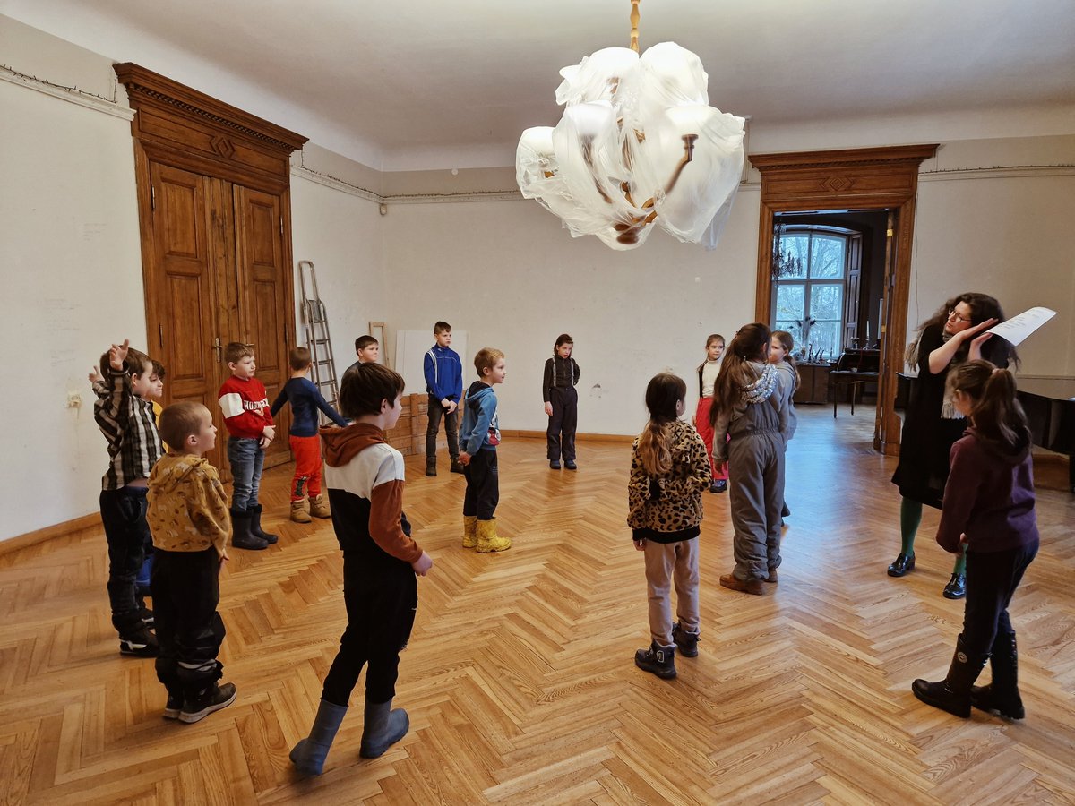 Talsu_muzejs's tweet image. Februāris - sveču mēnesis 🕯
Šodien pie mums viesojās Virbu sākumskola skolēni, kuri piedalījās muzejpedagoģiskajā nodarbībā &quot;No tumsas uz gaismu&quot;.
Skolēni iepazinās ar dažādiem sveču veidošanas paņēmieniem, kā arī izlēja paši savu vaska svecīti. 
#talsi #novadamuzejs #visittalsi