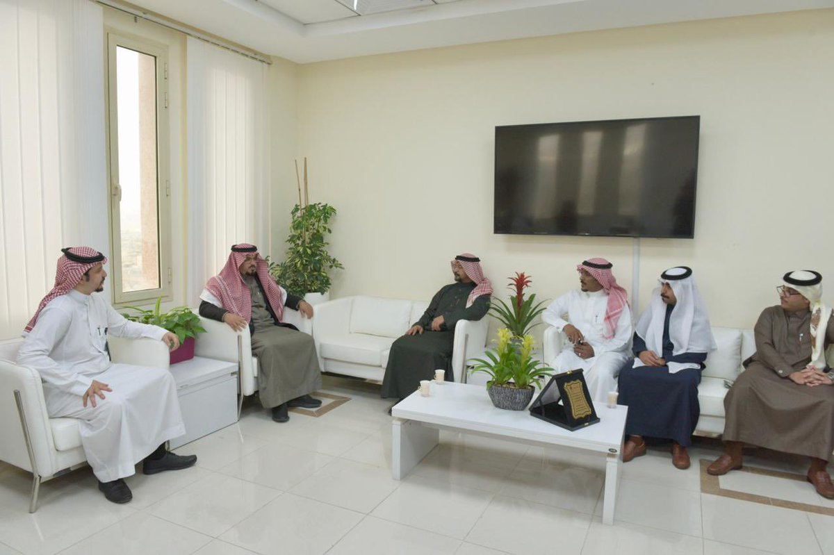 استقبل #أمين_منطقة_الباحة د. علي السواط بمكتبه اليوم رئيس وأعضاء فرع #الجمعية_السعودية_لعلوم_العمران بمنطقة #الباحة
وهنئهم أمين المنطقة على حصولهم على الثقة وقيادتهم للفرع في الدورة الحالية، كما تم توقيع مذكرة تعاون وشراكة بين الأمانة وفرع الجمعية في الجوانب ذات الاهتمام المشترك.