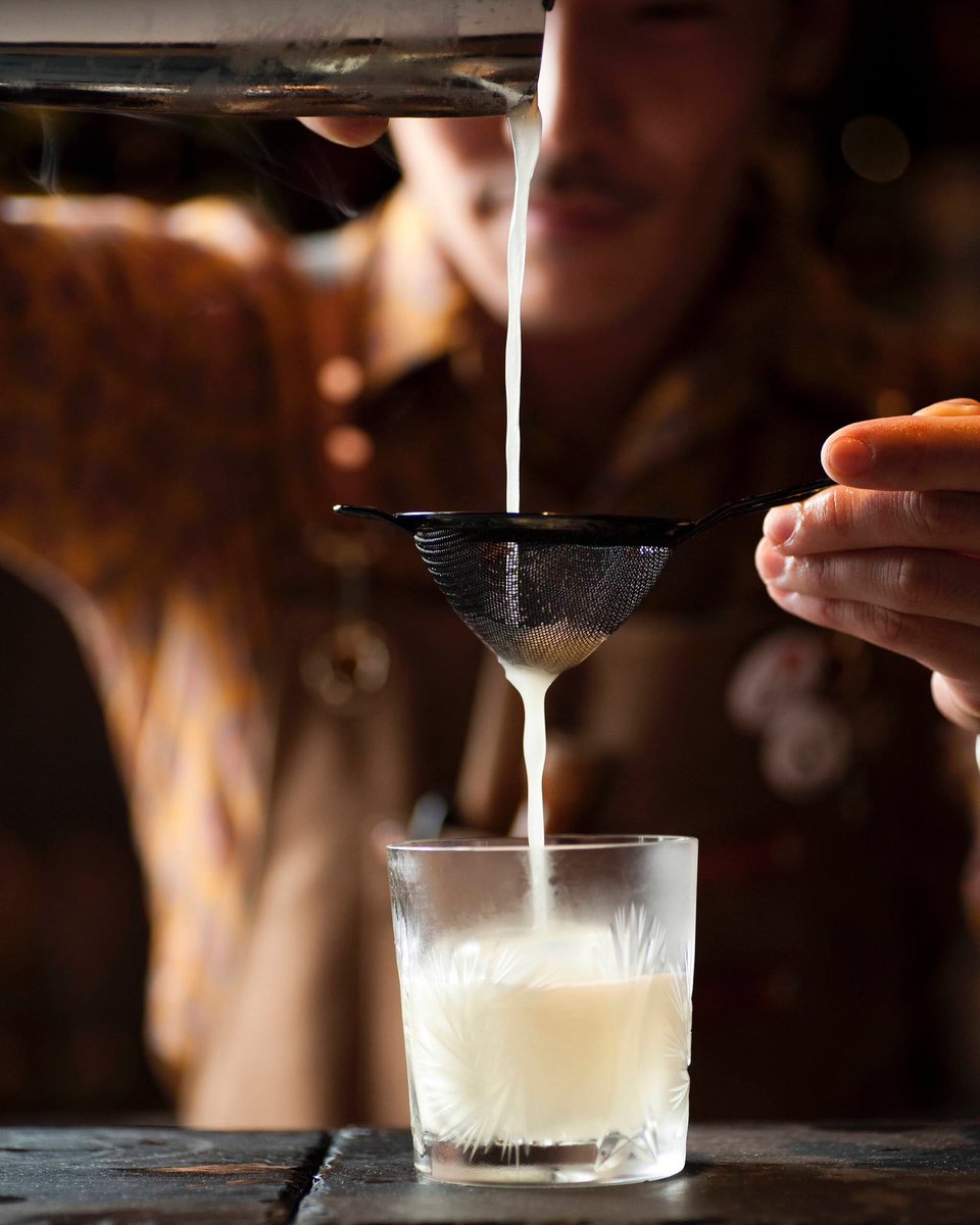 Let the evening be filled with delicious cocktails! 😌

____________
・THE CASTLE・
〒650-0004
兵庫県神戸市中央区中山手通１-１-９
ゴールドウッズ三宮ビル３階
TEL：078-381-6964