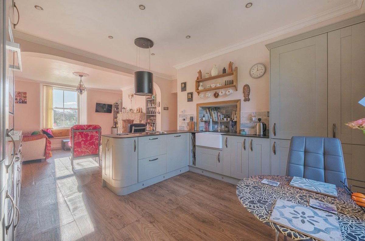 😍 Check out this amazing country house with annexe. 
Annexe? ✔️
Outbuildings? ✔️
Gardens? ✔️
Woodland? ✔️
Orchard? ✔️
Private Riverfront? ✔️
Check out the full video below and contact us for more information!
youtu.be/tpYI4BGHlRA
#HumbertsHomes