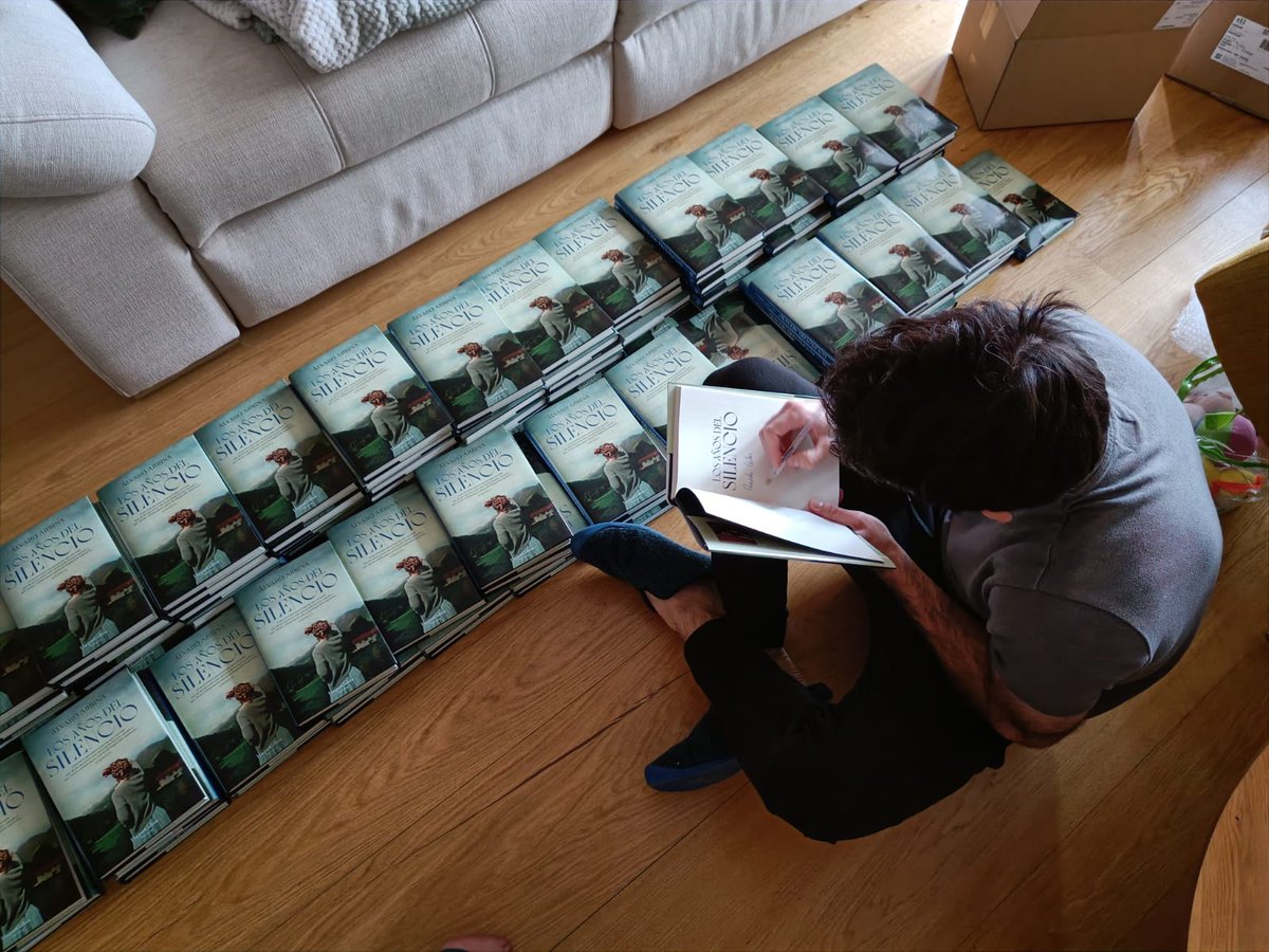¡Ha llegado el día! A partir de hoy #LosAñosDelSilencio ya está con vosotros. Espero de corazón que os llegue y os haga sentir. 

Yo ya he empezado a firmar mis primeros ejemplares...: ¡200 para distribuir por librerías!

<a href="/HarperCollinsIB/">HarperCollins Ibérica 📖</a>