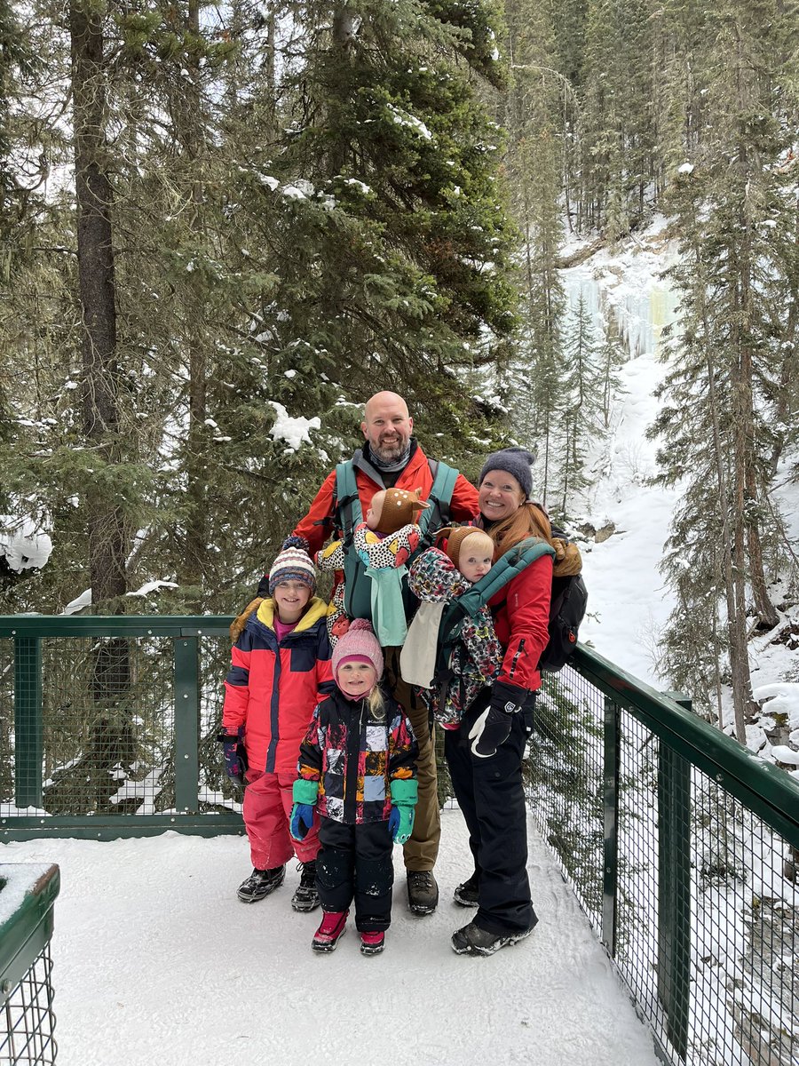 Hi all, I’m hoping you can help. My wife Holly is an incredible Mom who orchestrated an incredible family vacation to Banff for our four kids, in whom she invests all of her energy. Unfortunately, on our return flight #yyc to #yyz I managed to leave her camera bag on the plane.