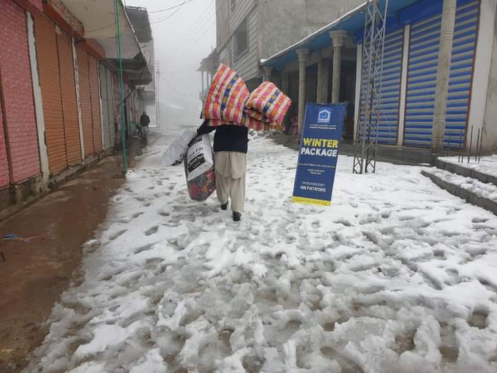 FAtimA20202023's tweet image. Thank you for making sure no one – no matter where they live – is left behind!Having feet in snow, with no roads in sight, frontline volunteers are carrying winter supplies for distribution to deserving remote communities in A.K.
#Alkhidmat #winterpackage #distribution