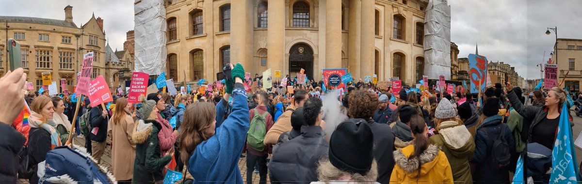 Massive support for the @NEUnion @neuoxon strike in Oxford today! #PayUp #teachersdeservebetter