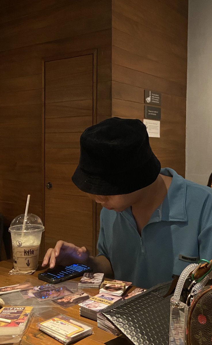 hwangbokkie's tweet photo. Coffee night with @forleeknow ft. @sarkpunghoon na nag aasikaso ng freebies niya for manifesto HAHAHA https://t.co/k7l5C0AYvL