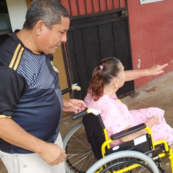 RotarioPanama's tweet photo. El CR Mark Ford, del Comité de Silla de Ruedas, realizó la donación a la Sra. Isolina de Sánchez de 84 años, en la comunidad de Nuevo Arraiján, en Panamá Oeste, mejorando así su condición de movilidad.

#rotariosenpanama #somosgentedeaccion #juntostransformamos #clubrotariopanama https://t.co/4A1CxK0fSf
