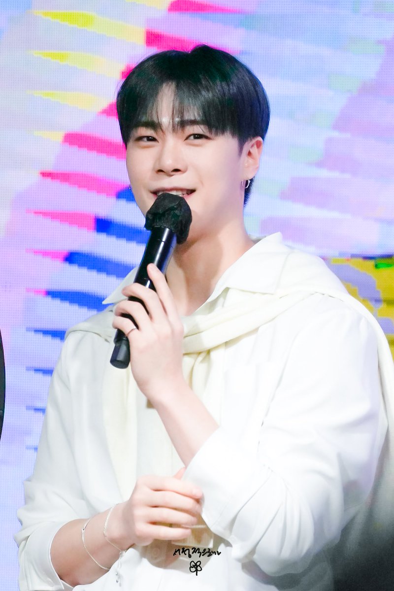 SaidLyrically's tweet image. 230201 지베르니 팬사인회
니트 이렇게 묶은 훈남 선배 존재 할 것만 같아..(현실엔 없다🥲)
#ASTRO #아스트로 #문빈 #MOONBIN #ムンビン @offclASTRO