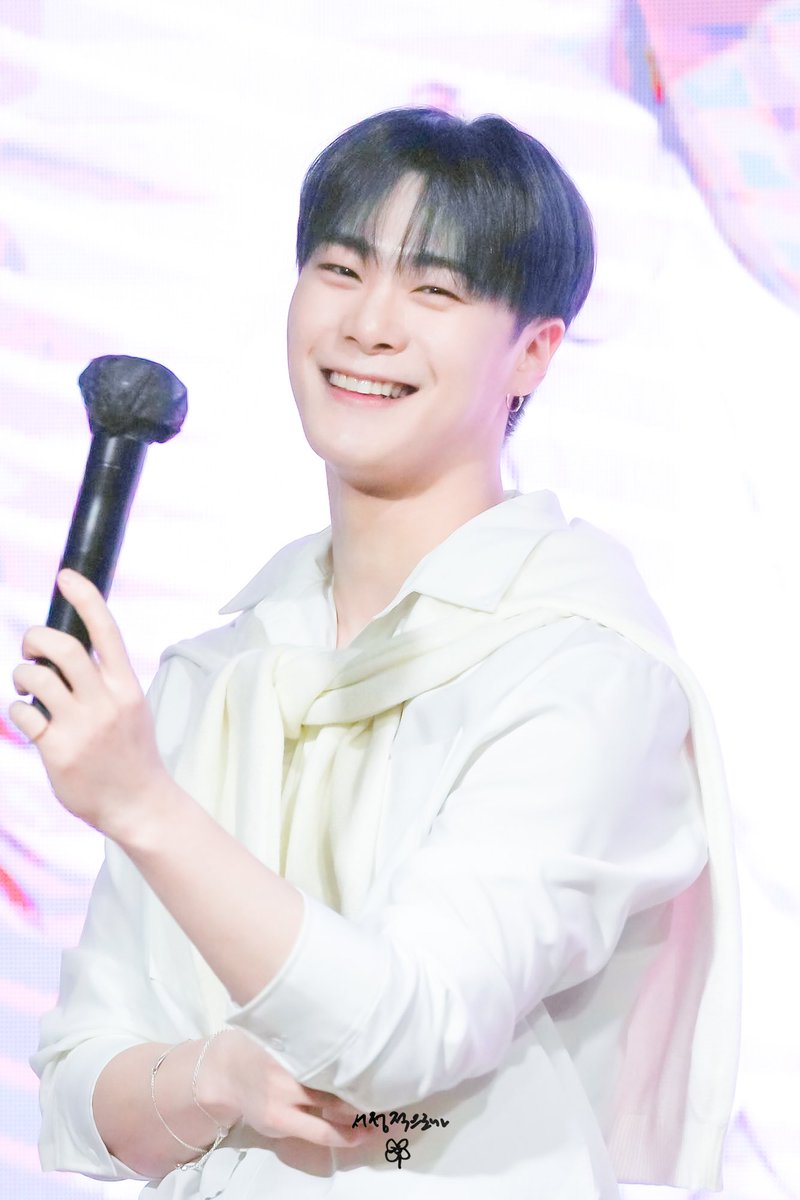 SaidLyrically's tweet image. 230201 지베르니 팬사인회
니트 이렇게 묶은 훈남 선배 존재 할 것만 같아..(현실엔 없다🥲)
#ASTRO #아스트로 #문빈 #MOONBIN #ムンビン @offclASTRO