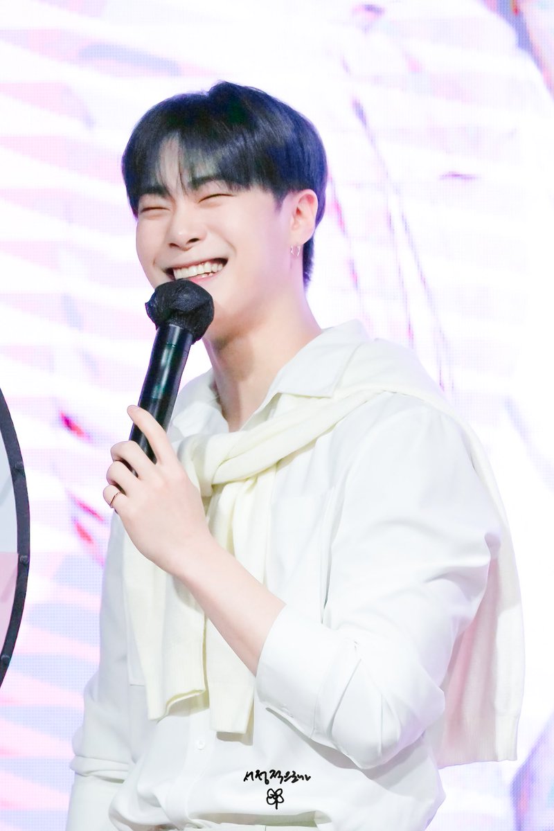 SaidLyrically's tweet image. 230201 지베르니 팬사인회
니트 이렇게 묶은 훈남 선배 존재 할 것만 같아..(현실엔 없다🥲)
#ASTRO #아스트로 #문빈 #MOONBIN #ムンビン @offclASTRO