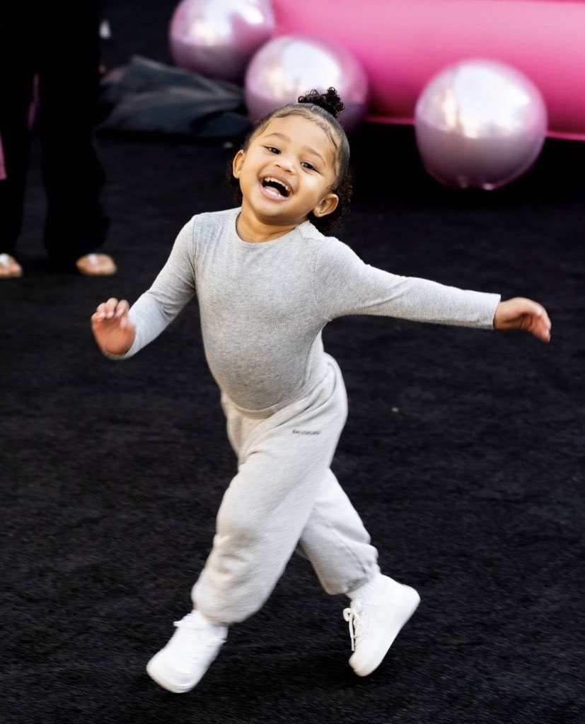 afterjenner's tweet photo. e não tem criança mais linda que a stormi. OLHA ESSA MENINA AHHHHHHHH https://t.co/cx0QjRoHyw