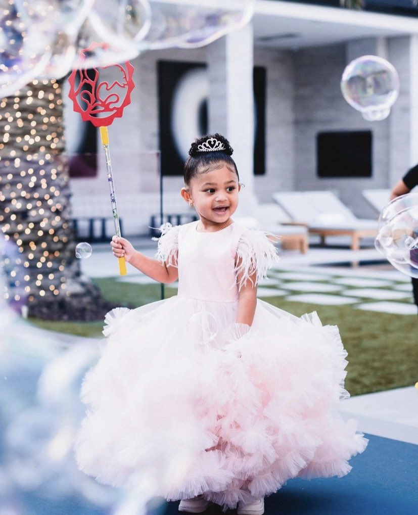 afterjenner's tweet photo. e não tem criança mais linda que a stormi. OLHA ESSA MENINA AHHHHHHHH https://t.co/cx0QjRoHyw