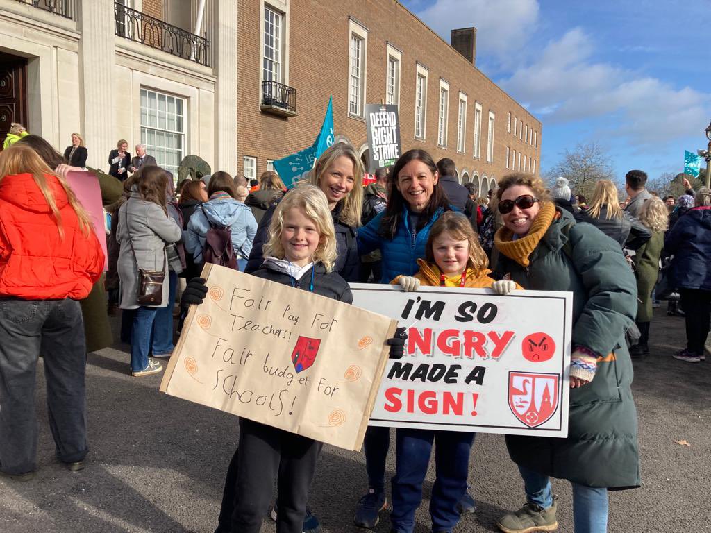 Great turnout on the match to Hertford Town Hall this morning #NEUEastern, #saveourschools #NEUnion #Payu