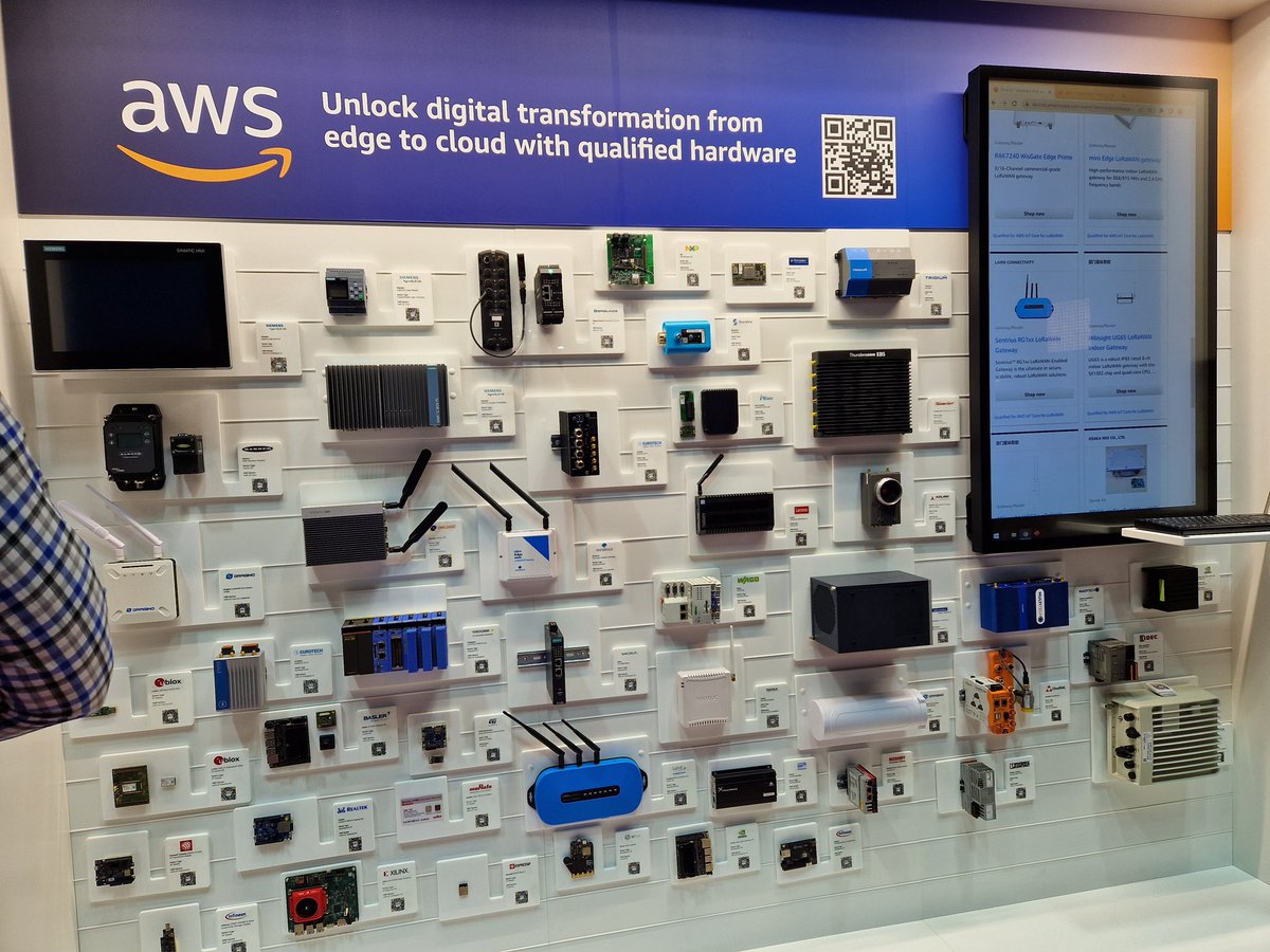 <a href="/LoRa_BusDev/">Rémi Demerlé</a> 
Impressive wall of #LORAWAN gateways and sensors by <a href="/AWS/">Amazon Web Services</a>. Plus cellular and PLC. Multi connectvity for IoT is unlocked