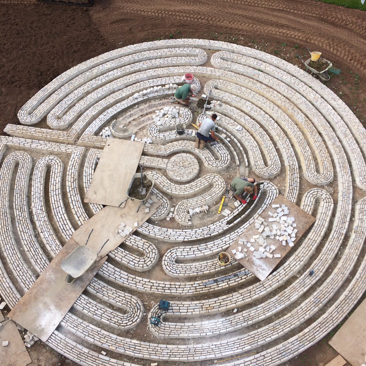 GraduateGardene's tweet photo. Graduate Gardeners are currently recruiting for Skilled Landscapers and Skilled Gardeners, to construct and care for gardens throughout the Cotswolds. 
If you have a passion for working outdoors in beautiful gardens we want to hear from you. #hiring 
https://t.co/Zcw26U6Z1H https://t.co/Qvwj04VaSj